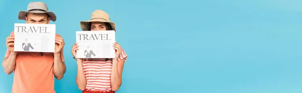 Panoramic Crop Couple Hats Covering Faces Travel Newspapers Isolated Blue — Stock Photo, Image