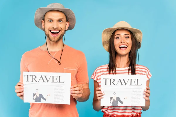 Opgewonden Paar Hoeden Houden Reizen Kranten Kijken Naar Camera Geïsoleerd — Stockfoto