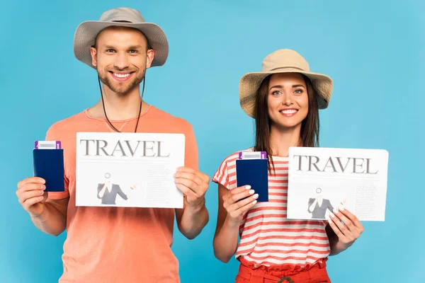 Casal Feliz Chapéus Segurando Jornais Viagem Passaportes Isolados Azul — Fotografia de Stock