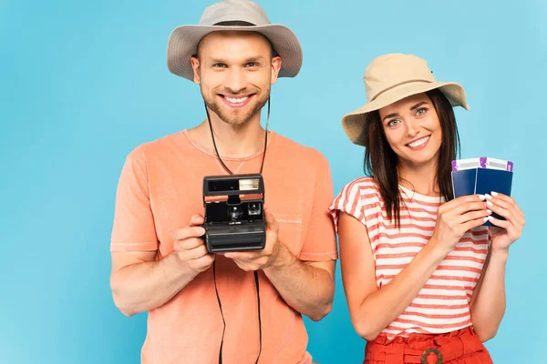 Feliz Hombre Sombrero Celebración Vendimia Cámara Cerca Alegre Chica Con — Foto de Stock