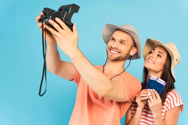 Happy Man Hat Holding Vintage Camera Taking Selfie Cheerful Girl — Stock Photo, Image