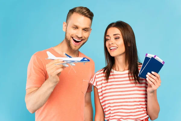 Chica Feliz Sosteniendo Pasaportes Mirando Avión Juguete Mano Del Hombre —  Fotos de Stock