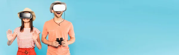 Panoramisch Gewas Van Opgewonden Man Virtual Reality Headset Met Verrekijker — Stockfoto