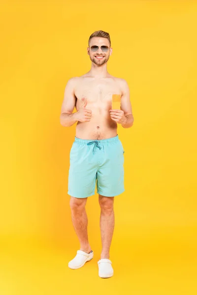 Happy Shirtless Man Sunglasses Showing Thumb Holding Bottle Sunblock Yellow — Stock Photo, Image