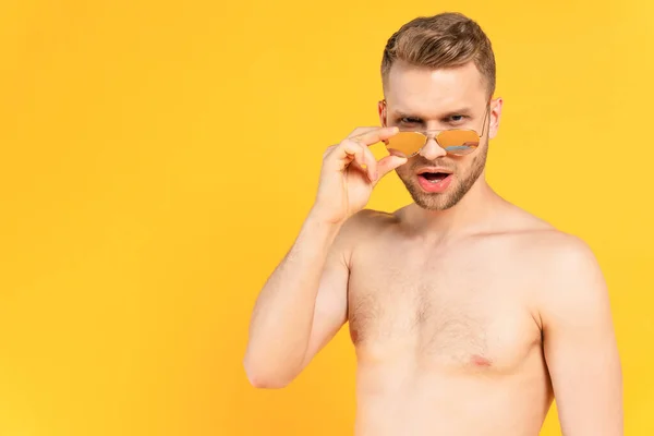 Sexy Und Hemdlos Mann Berührt Sonnenbrille Isoliert Auf Gelb — Stockfoto