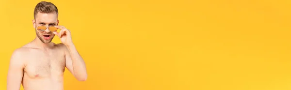 Горизонтальне Зображення Шокованого Сорочки Чоловіка Який Торкається Сонцезахисних Окулярів Ізольовано — стокове фото