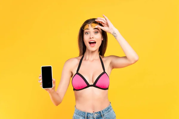 Podekscytowana Dziewczyna Stroju Kąpielowym Dotykając Okulary Przeciwsłoneczne Trzymając Smartfona Pustym — Zdjęcie stockowe