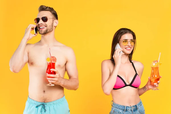 Glada Par Solglasögon Och Badkläder Talar Smartphones Samtidigt Hålla Cocktails — Stockfoto