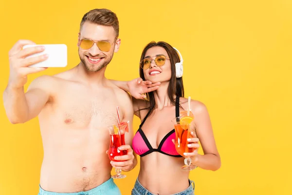 Hombre Feliz Gafas Sol Tomando Selfie Con Chica Traje Baño — Foto de Stock