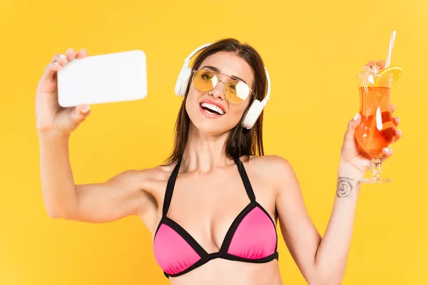 Chica Alegre Tatuada Gafas Sol Tomando Selfie Mientras Sostiene Cóctel — Foto de Stock