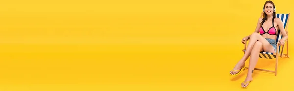 Панорамная Концепция Счастливой Девушки Купальнике Наушниках Сидящей Шезлонге Желтом — стоковое фото