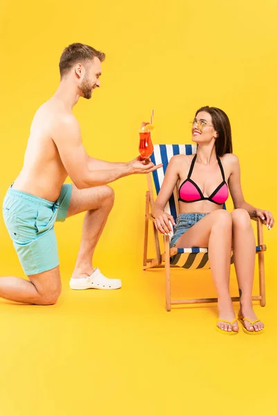Shirtless Man Standing Knee Holding Cocktail Attractive Happy Girl Sunglasses — Stock Photo, Image