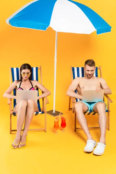 Freelancers Using Laptops While Sitting Deck Chairs Cocktails Yellow — Stock Photo, Image