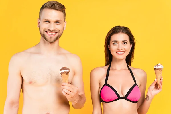 Homem Muscular Feliz Menina Alegre Swimwear Segurando Sorvete Isolado Amarelo — Fotografia de Stock