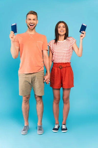 Couple Heureux Tenant Main Les Passeports Tout Tenant Sur Bleu — Photo
