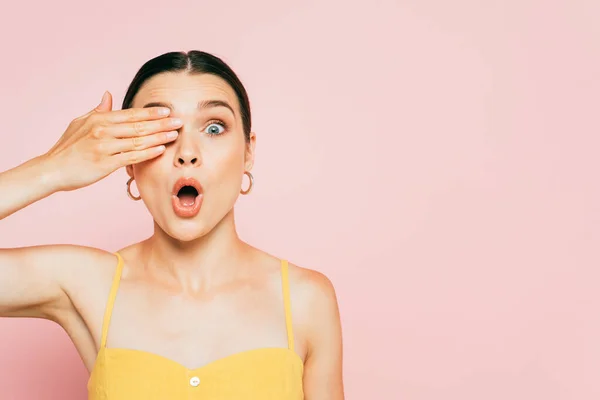 Surprised Brunette Young Woman Covering Eye Isolated Pink — Stock Photo, Image