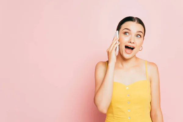 Excitada Morena Joven Hablando Teléfono Inteligente Rosa — Foto de Stock