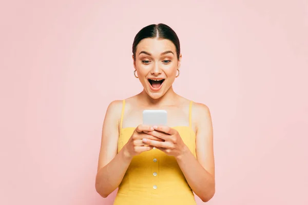 Shocked Brunette Young Woman Using Smartphone Isolated Pink — Stock Photo, Image