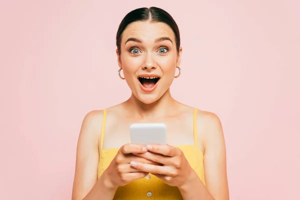 Shocked Brunette Young Woman Using Smartphone Isolated Pink — Stock Photo, Image