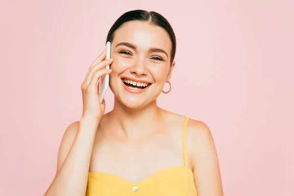 Jovem Morena Falando Smartphone Isolado Rosa — Fotografia de Stock