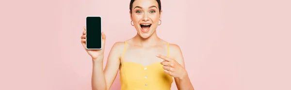 Animado Morena Mulher Segurando Smartphone Com Tela Branco Isolado Rosa — Fotografia de Stock