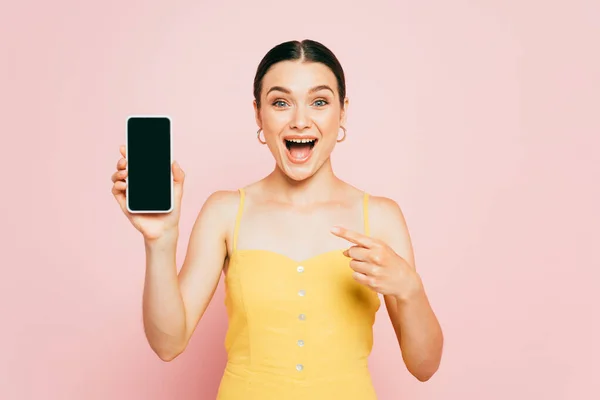 Ενθουσιασμένοι Μελαχρινή Γυναίκα Δείχνει Στο Smartphone Λευκή Οθόνη Απομονώνονται Ροζ — Φωτογραφία Αρχείου