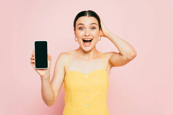 Eccitata Donna Bruna Possesso Smartphone Con Schermo Bianco Isolato Rosa — Foto Stock