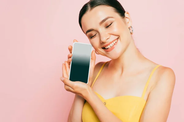 Jovem Morena Segurando Smartphone Com Tela Branco Isolada Rosa — Fotografia de Stock