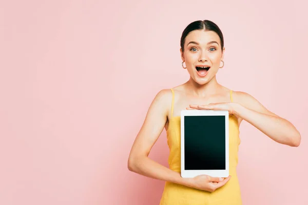 Animado Morena Jovem Segurando Tablet Digital Com Tela Branco Rosa — Fotografia de Stock