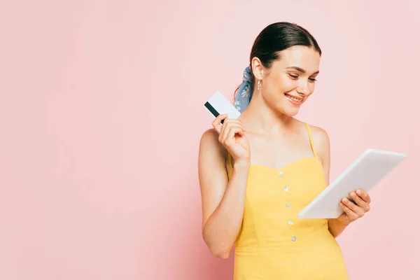 Morena Joven Con Tableta Digital Tarjeta Crédito Rosa —  Fotos de Stock