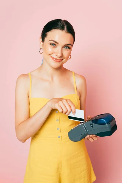 Brunett Ung Kvinna Med Kreditkort Och Betalterminal Isolerad Rosa — Stockfoto