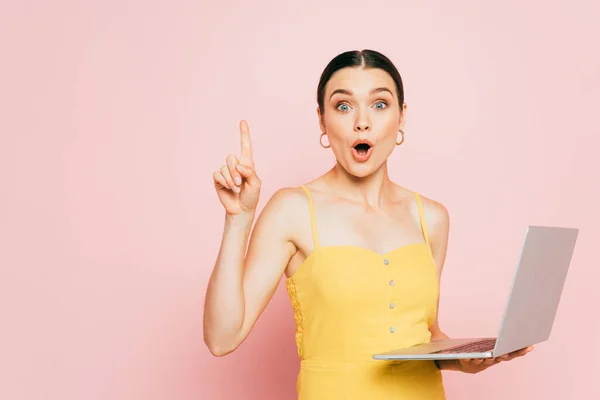 Surprised Brunette Young Woman Using Laptop Showing Idea Gesture Pink — Stock Photo, Image