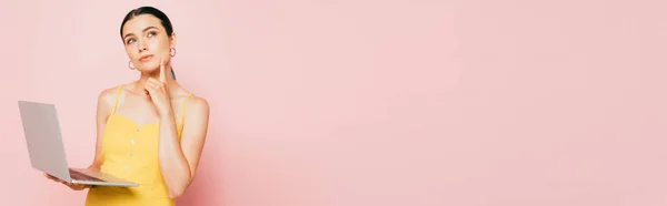 Стомлена Брюнетка Молода Жінка Використовує Ноутбук Рожевому Панорамний Постріл — стокове фото