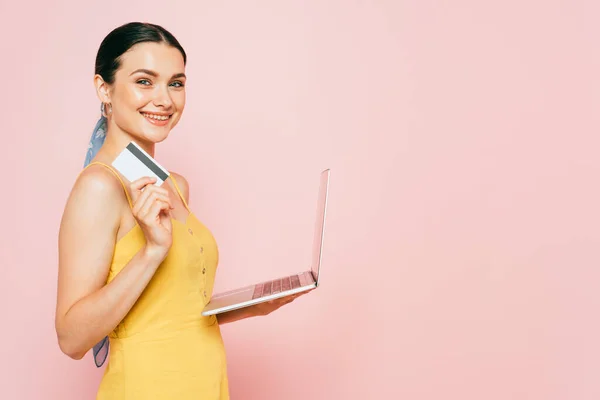 Boční Pohled Brunetky Mladé Ženy Držící Kreditní Kartu Notebook Růžové — Stock fotografie