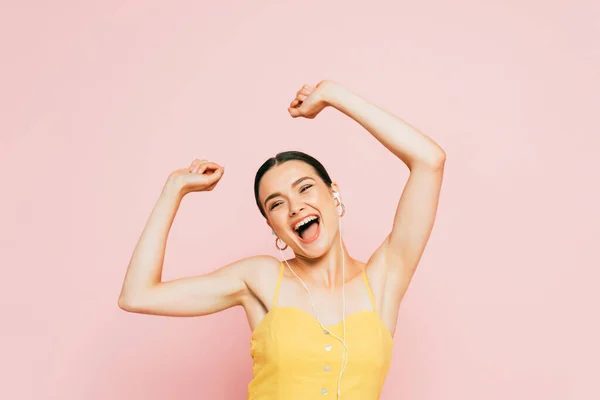 Opgewonden Brunette Jonge Vrouw Oortelefoons Dansen Geïsoleerd Roze — Stockfoto