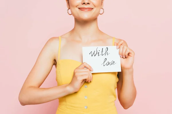 ピンクに隔離されたラブカードを持つ若い女性のクロップドビュー — ストック写真
