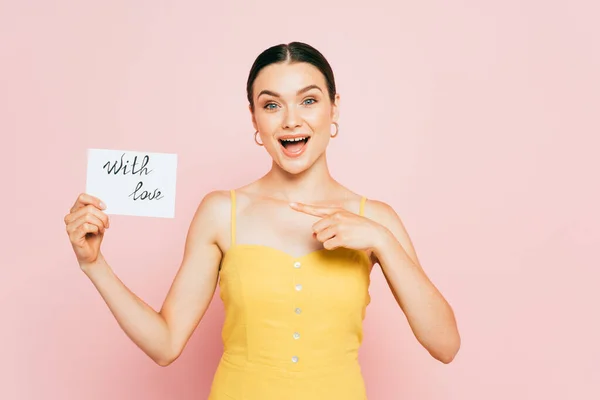 Surprised Brunette Young Woman Pointing Love Card Pink — Stock Photo, Image