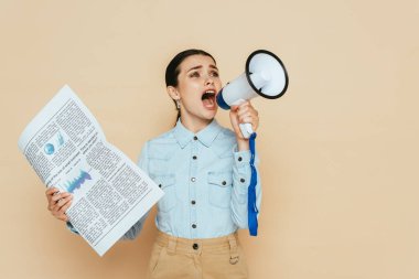 Kot gömlekli esmer bir kadın. Gazetesi hoparlörden bağırıyor. Bej renkte.