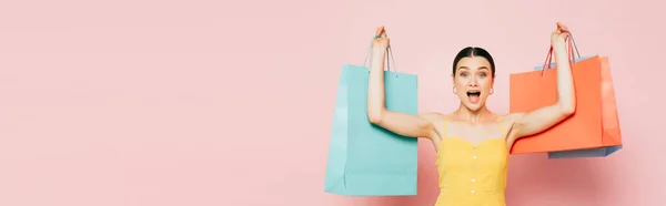 Excitado Morena Joven Con Bolsas Compras Manos Levantadas Rosa Tiro — Foto de Stock