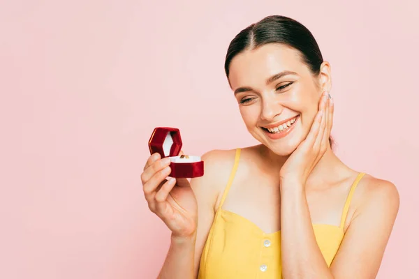 Brunette Jonge Vrouw Holding Box Met Verlovingsring Geïsoleerd Roze — Stockfoto