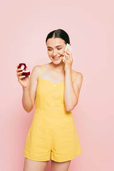 Barna Fiatal Holding Box Eljegyzési Gyűrű Miközben Beszél Okostelefon Rózsaszín — Stock Fotó