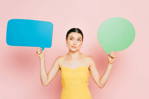 Nachdenkliche Brünette Junge Frau Mit Leeren Sprechblasen Auf Rosa — Stockfoto