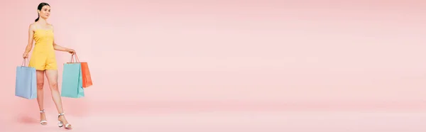 Вид Брюнетки Полный Рост Сумками Розовом Фоне Панорамный Снимок — стоковое фото