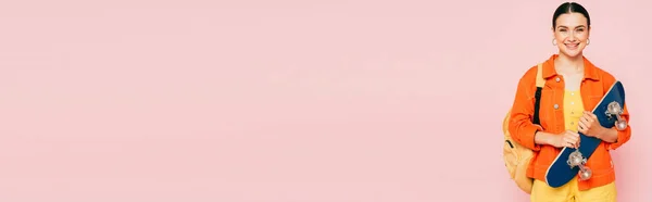 Брюнетка Молодая Женщина Красочном Наряде Скейтбордом Изолированы Розовый Панорамный Снимок — стоковое фото
