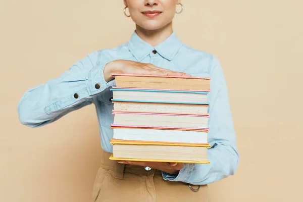 Bej Üzerine Kitapları Olan Kot Gömlekli Öğrenci Manzarası — Stok fotoğraf