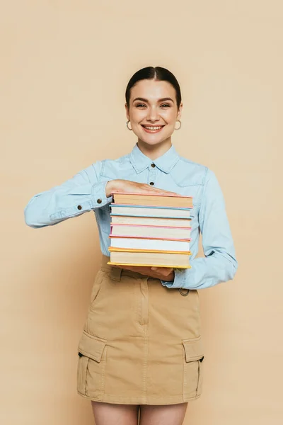 Bej Rengi Kitapları Olan Kot Gömlekli Bir Öğrenci — Stok fotoğraf