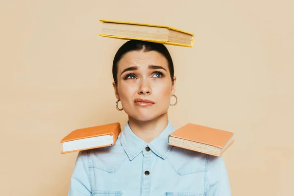 Estudiante Escéptico Camisa Mezclilla Con Libros Sobre Cabeza Los Hombros — Foto de Stock
