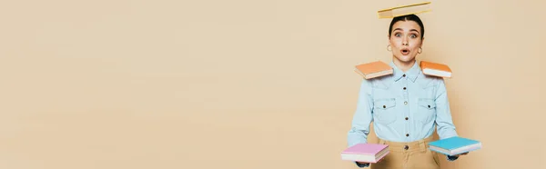 Шокований Студент Джинсовій Сорочці Книгами Тілі Ізольовано Бежевому Панорамному Знімку — стокове фото