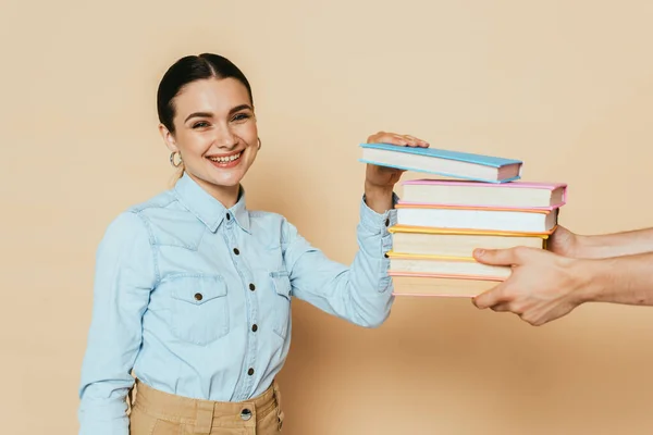 Kot Gömlekli Öğrenci Bej Üzerine Kitaplar Alıyor — Stok fotoğraf