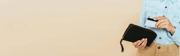 Обрезанный Вид Женщины Держащей Кошелек Кредитную Карту Изолированы Бежевый Панорамный — стоковое фото